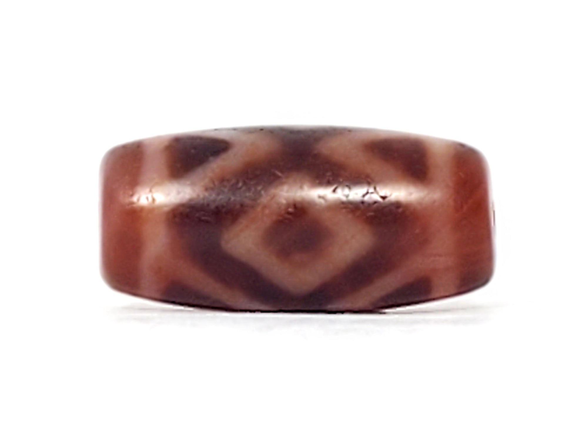  Face A of antique Three Diamond Eye Tiger Tooth dzi At-053126-3DETT, one diamond eye centred with X-pattern tiger tooth elements, warm terracotta-red agate, unretouched