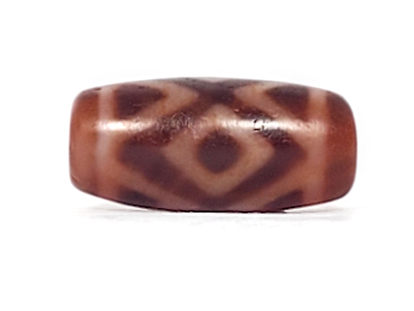 Face B of antique Three Diamond Eye Tiger Tooth dzi At-053126-3DETT, two diamond eye forms on warm terracotta-red agate ground, dark brown angular motif, 27.5mm, unretouched