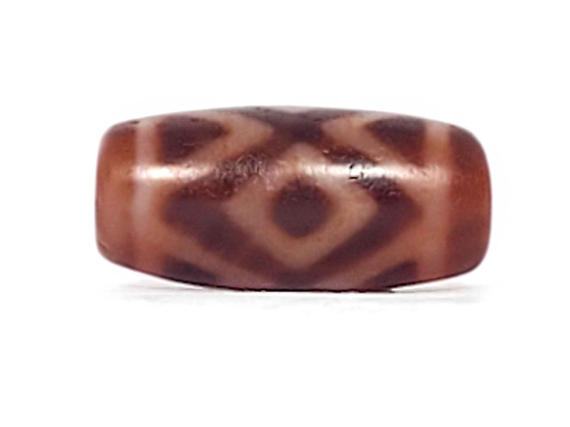 Face B of antique Three Diamond Eye Tiger Tooth dzi At-053126-3DETT, two diamond eye forms on warm terracotta-red agate ground, dark brown angular motif, 27.5mm, unretouched