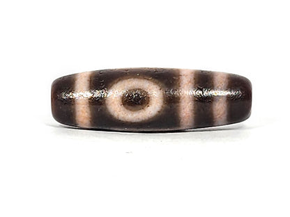 Antique two eye dzi At-092724-2EBS, Face B, second closed eye centred on dark brown agate with rose-peach tinted cream motif lines from extreme cinnabar saturation, unretouched