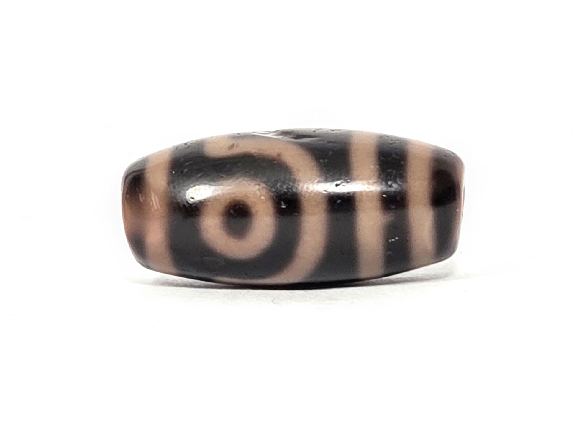 At-033126-2E5, fully closed concentric eye, warm dark-brown agate, 28.4×13mm, sandy cream motif, unretouched