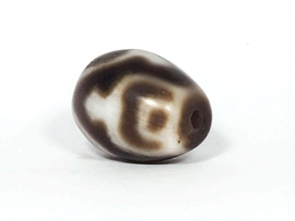 Ac-011824-TVR ancient round treasure vase dzi, opposite end, cream-dominant face, unretouched
