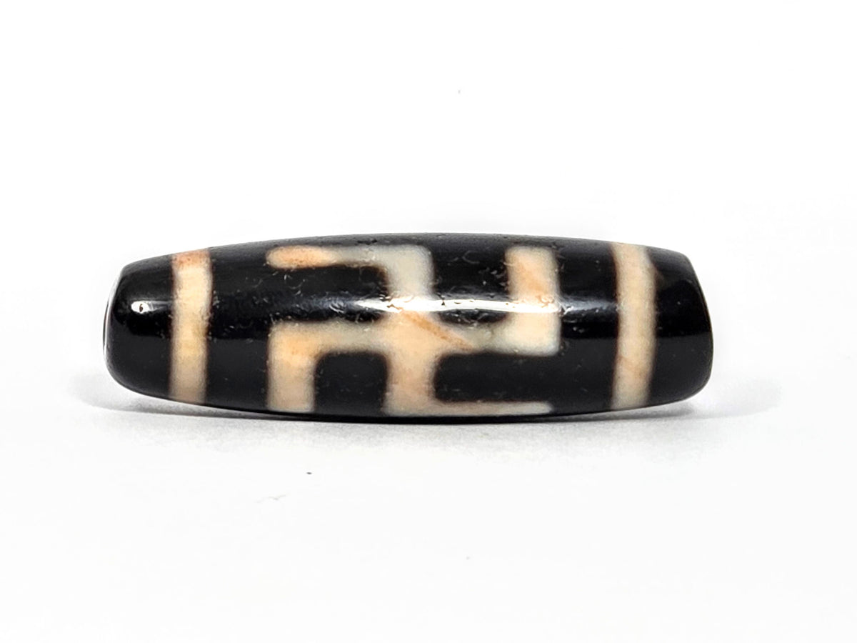At-072326-1ESWBS antique one eye yungdrung dzi 41.2×12.7mm pitch-black agate eye face primary view unretouched