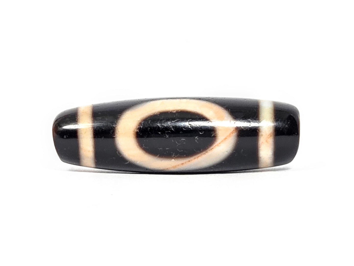 At-072326-1ESWBS antique one eye yungdrung dzi 41.2×12.7mm pitch-black agate eye face primary view unretouched