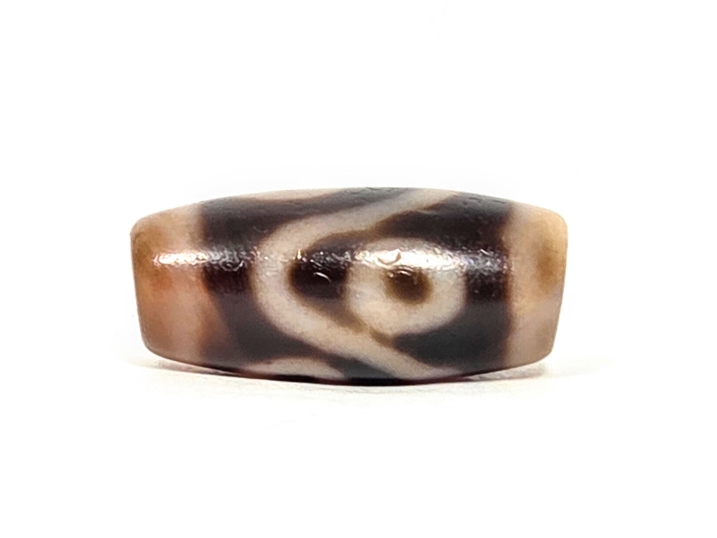 At-061926-4EW second face, eye with tight spiral wave, warm medium brown ground, unretouched