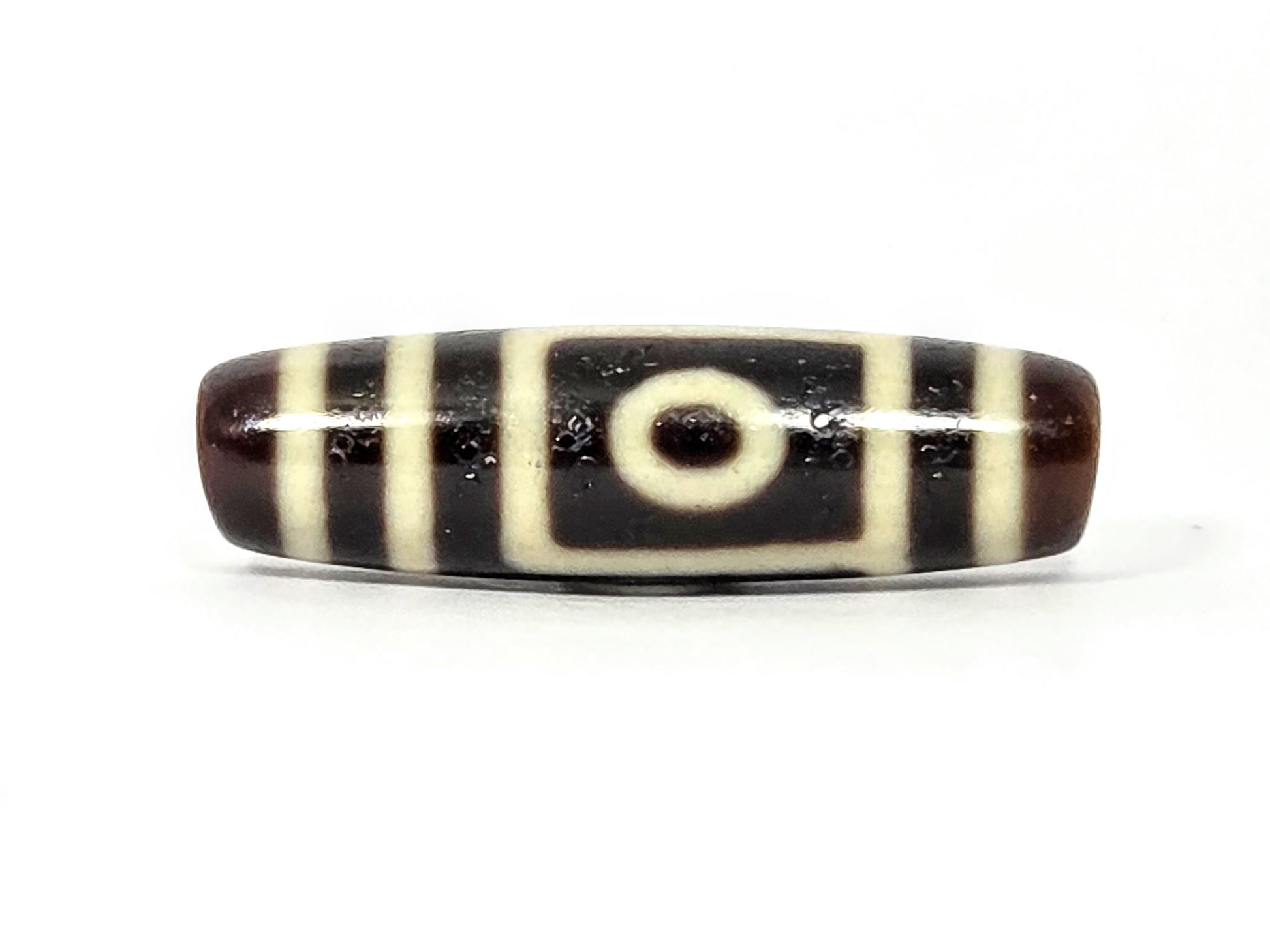 N-090525-2E eye face 1, single eye ring in rectangular frame, pitch-black centre dark brown ends, 39.9×11.6mm, unretouched