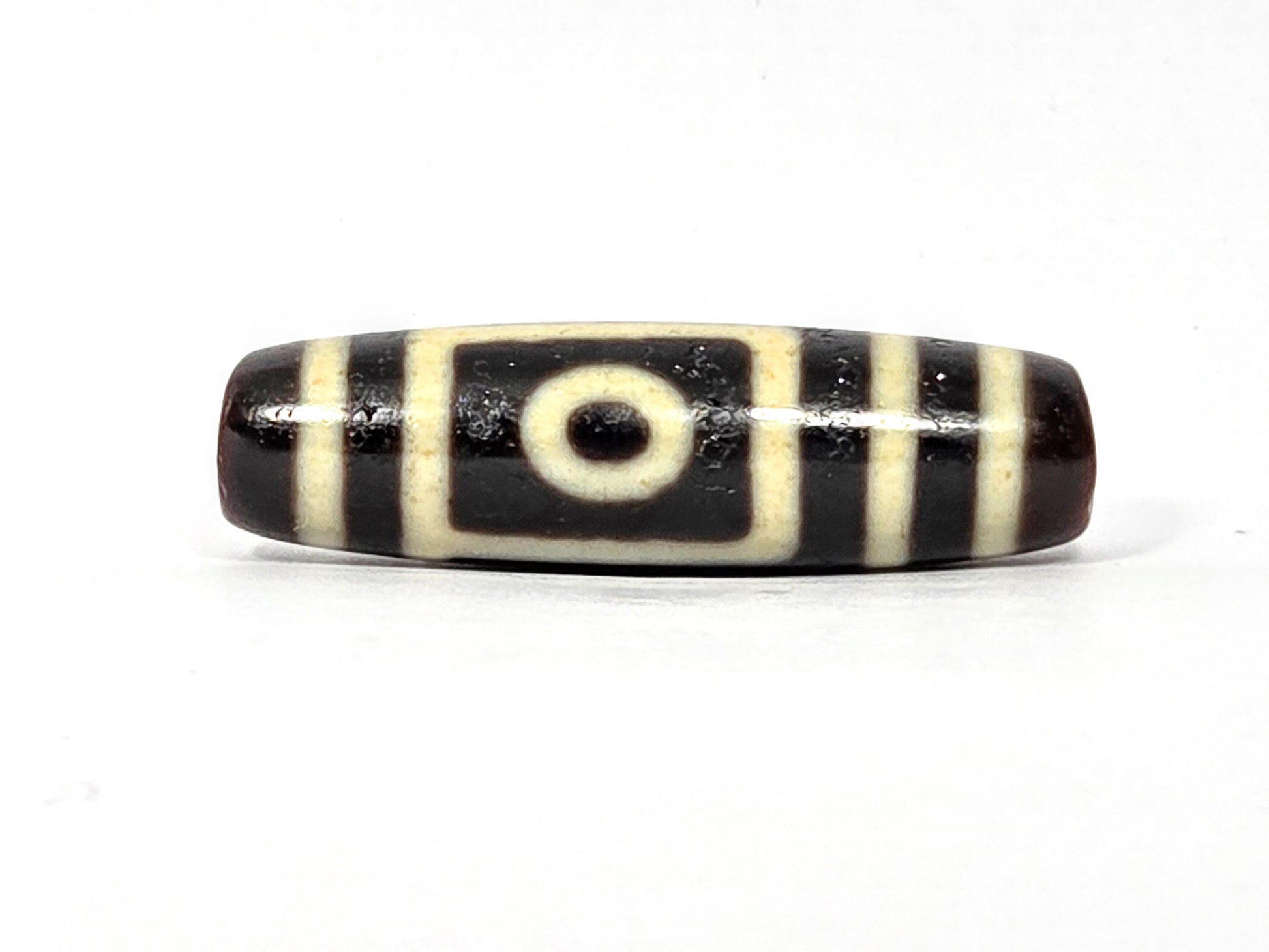 N-090525-2E eye face 2, eye ring with divider stripes, dark brown to pitch-black transition, unretouched