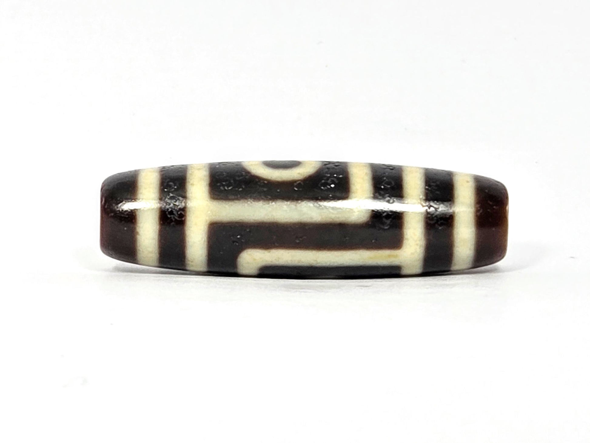N-090525-2E second stepped-line face, angular maze pattern, pitch-black cream agate, unretouched