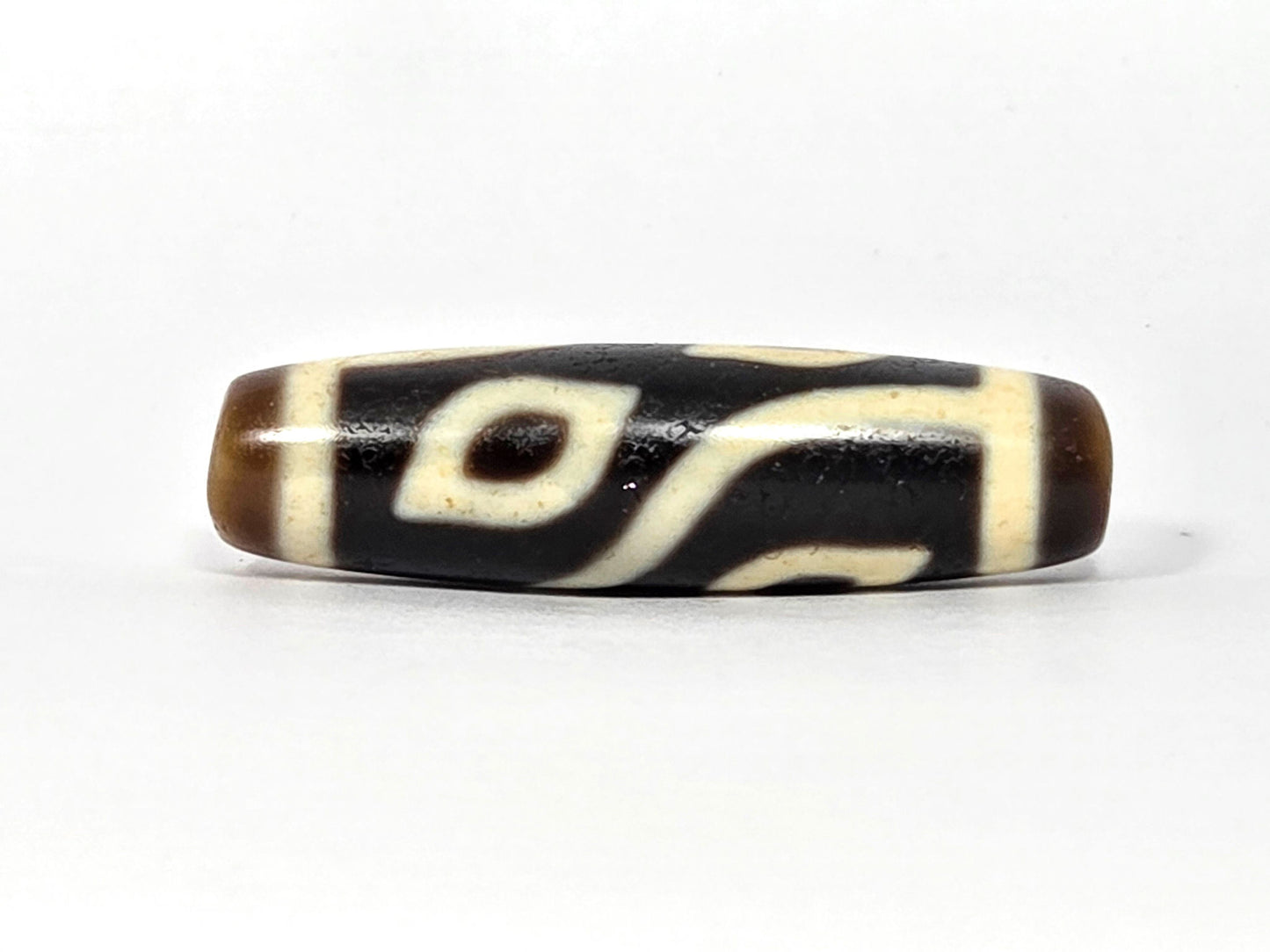 N-090225-4E2 rotation 1, single eye with flowing curve, pitch-black centre dark brown ends, 40.2×11.0mm, unretouched