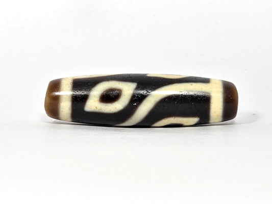 N-090225-4E2 rotation 1, single eye with flowing curve, pitch-black centre dark brown ends, 40.2×11.0mm, unretouched