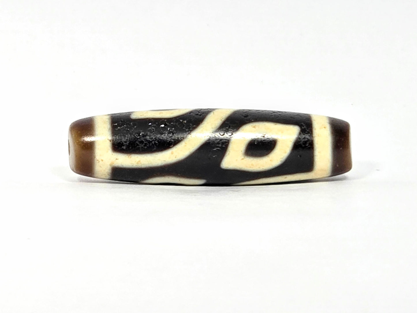 N-090225-4E2 rotation 4, eye and curve unit, pitch-black centre, cream-white motif line, unretouched