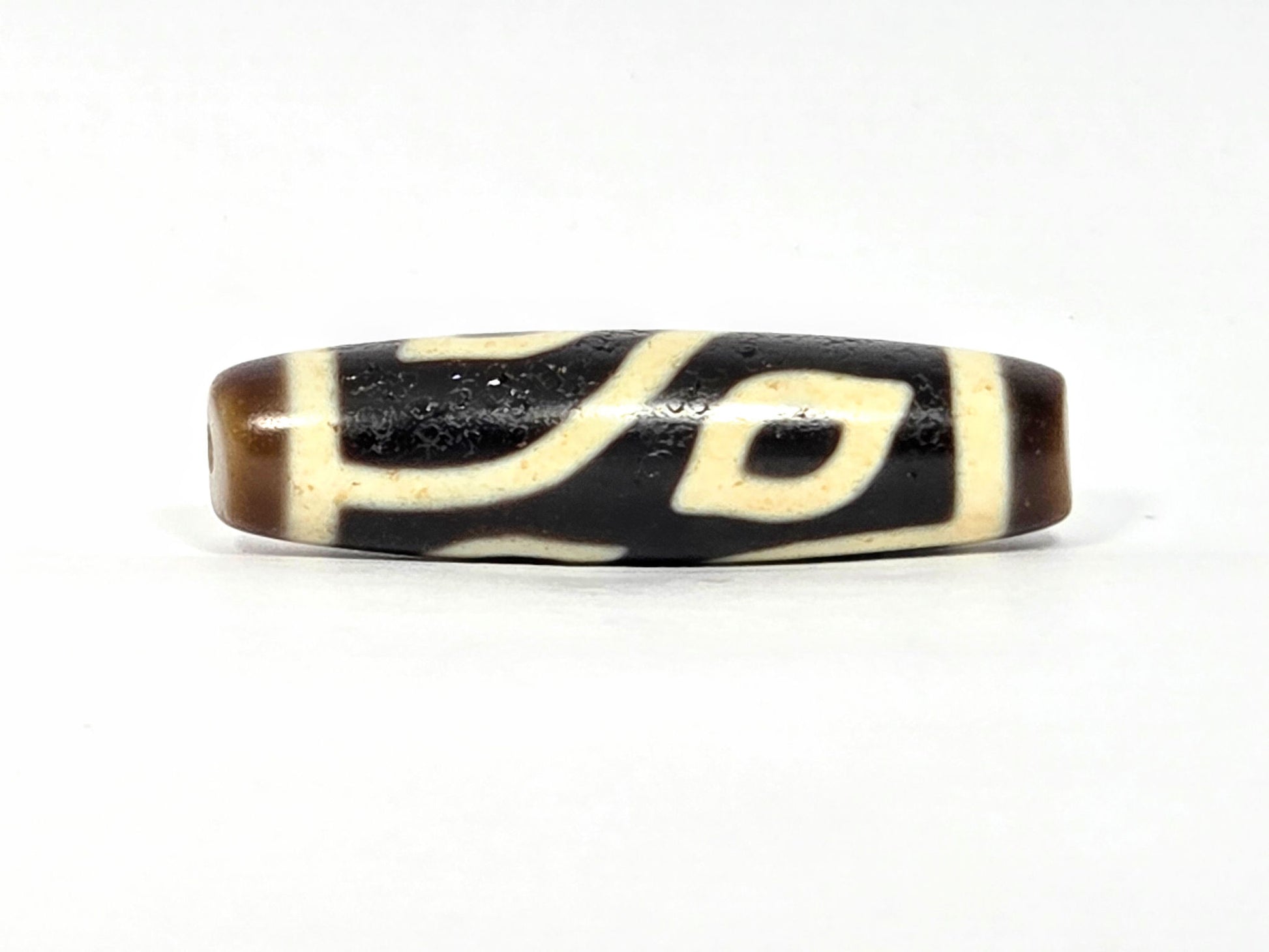 N-090225-4E2 rotation 4, eye and curve unit, pitch-black centre, cream-white motif line, unretouched
