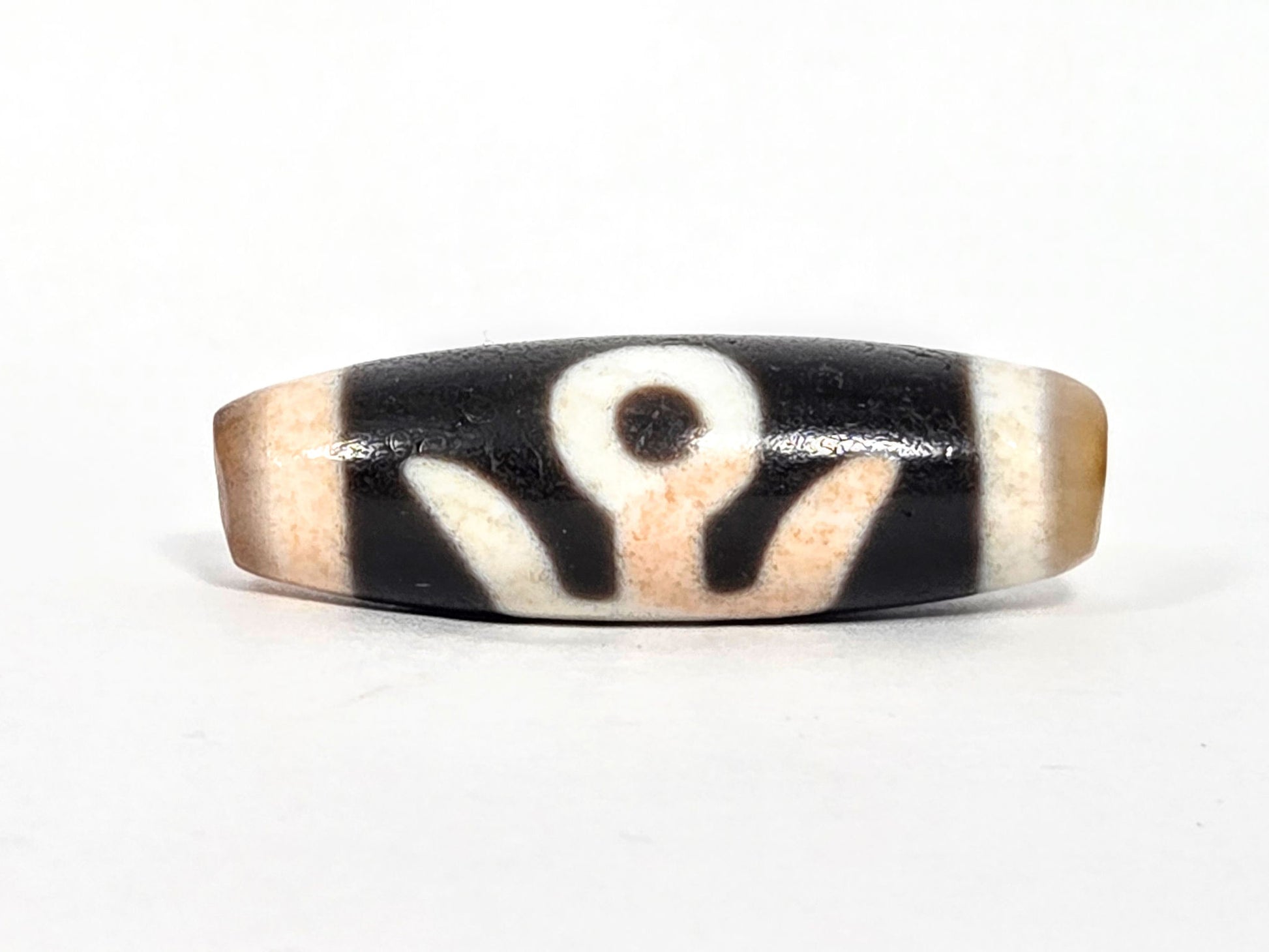 N-070526-BenBS hero flat, benefactor dzi, 37.0×12.0mm, pitch-black & peach-beige agate, cream motif, unretouched