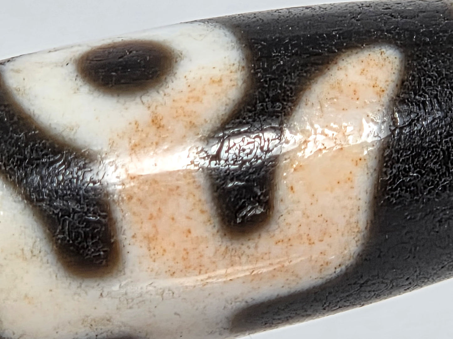 N-070526-BenBS macro, cinnabar bloodspots, reddish-brown dots, cream-zone focused, surface scratch visible, unretouched
