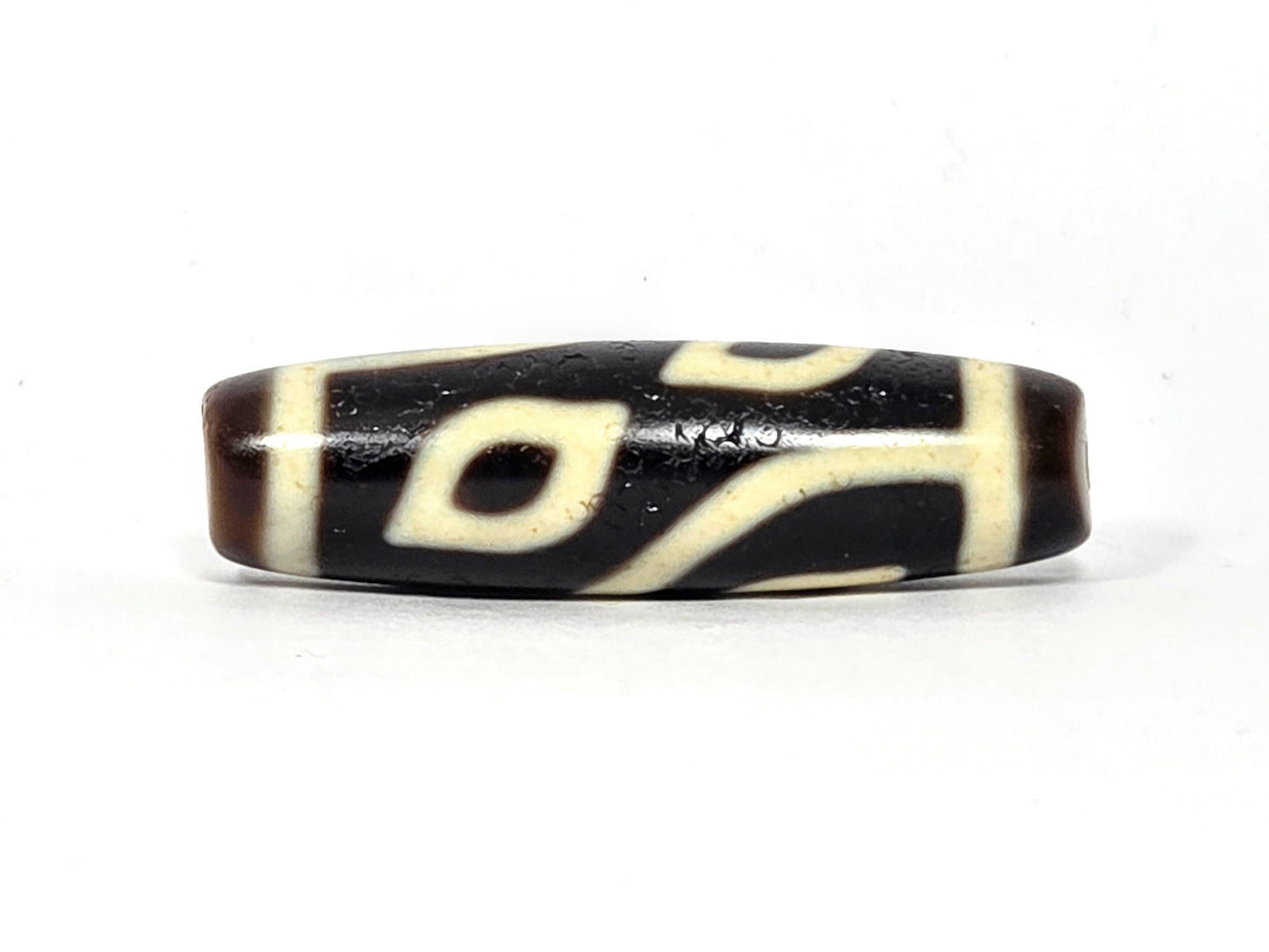 N-082825-4E rotation 1, single eye with flowing curve, pitch-black centre dark brown ends, 40.1×11.4mm, unretouched