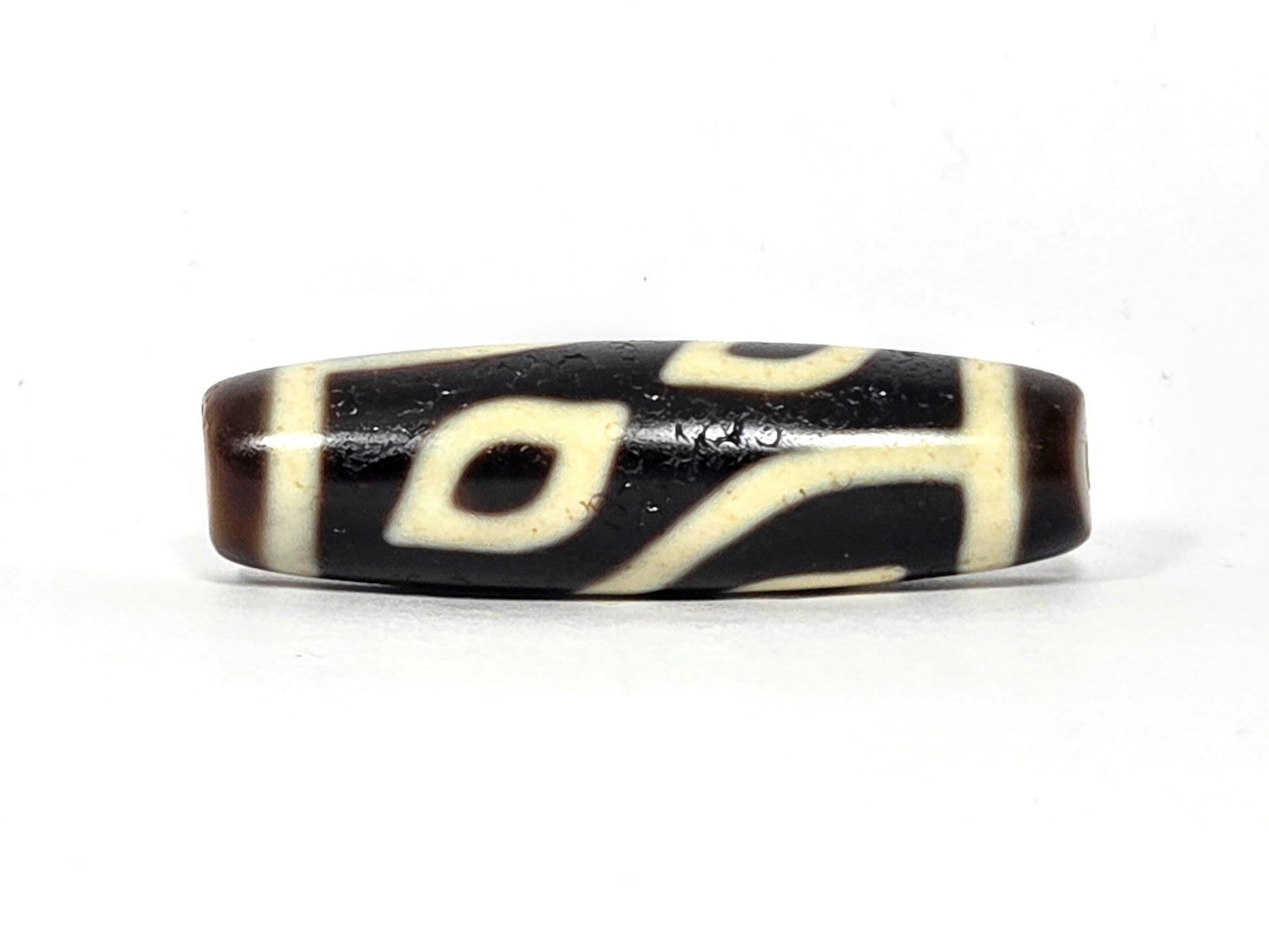 N-082825-4E rotation 1, single eye with flowing curve, pitch-black centre dark brown ends, 40.1×11.4mm, unretouched