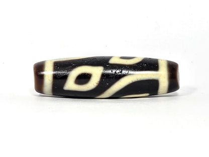 N-082825-4E rotation 1, single eye with flowing curve, pitch-black centre dark brown ends, 40.1×11.4mm, unretouched