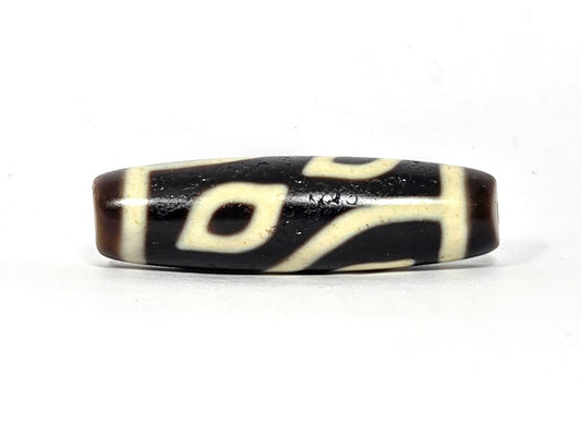 N-082825-4E rotation 1, single eye with flowing curve, pitch-black centre dark brown ends, 40.1×11.4mm, unretouched