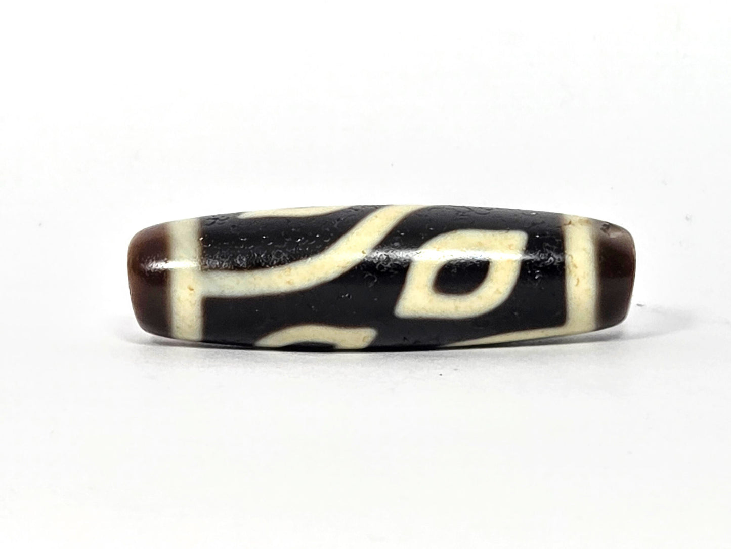 N-082825-4E rotation 4, eye and curve unit, pitch-black centre, cream-white motif line, unretouched
