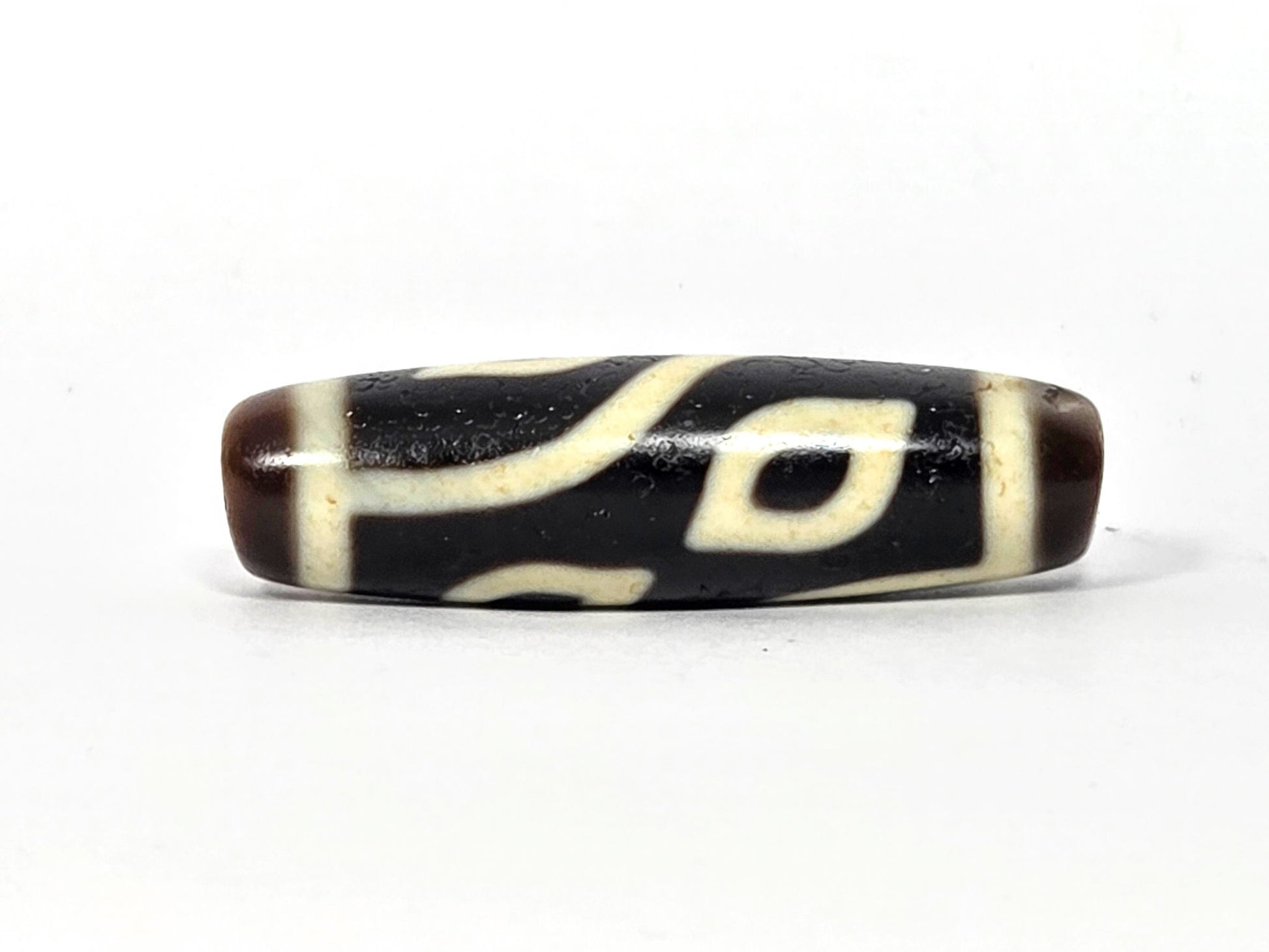 N-082825-4E rotation 4, eye and curve unit, pitch-black centre, cream-white motif line, unretouched