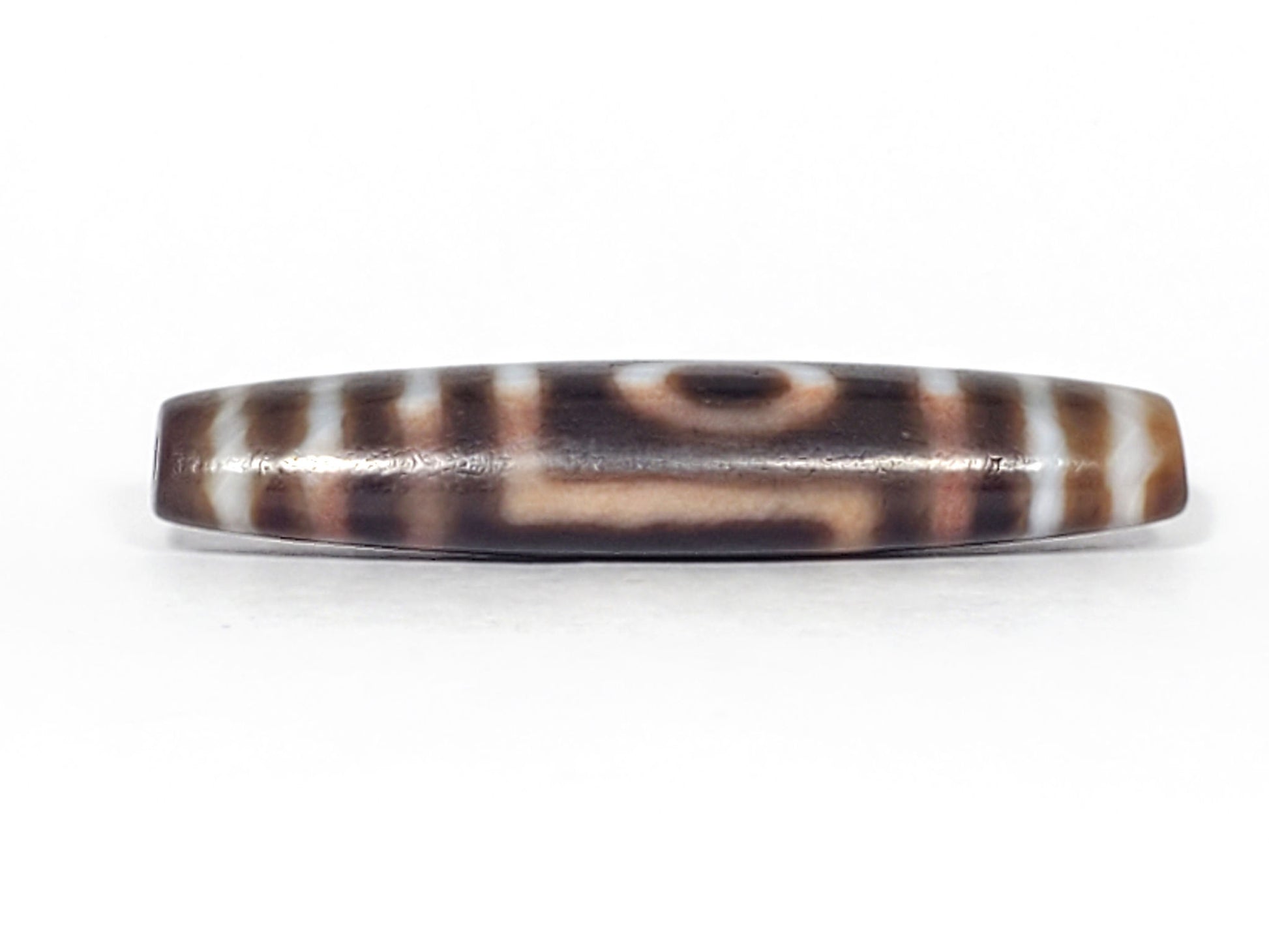 Ancient one eye mountain dzi — side profile, mountain bracket pattern, age-worn smooth surface, Anc-0426-1EMt