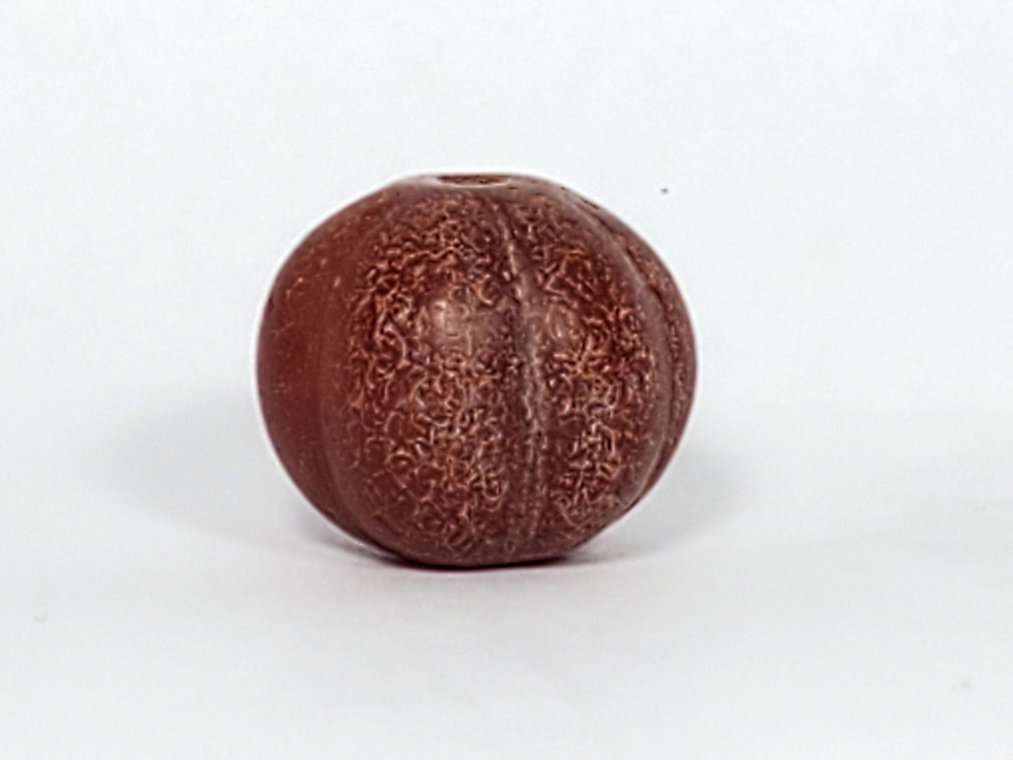Ac-061126-PKP Bead A third face, most dense crackle pattern visible, reddish-brown lobed carnelian, unretouched