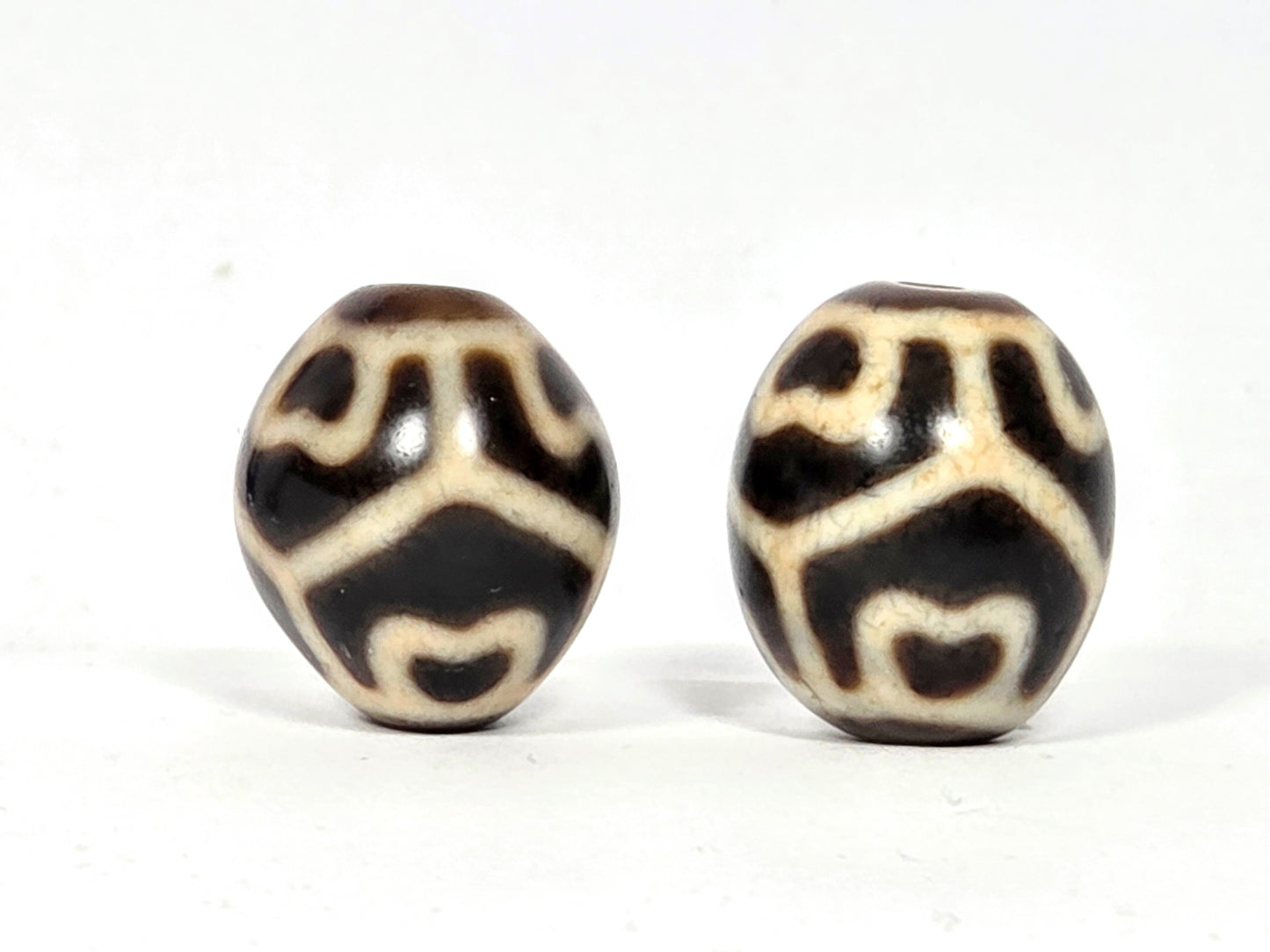 一对圆形藏传天珠，饰六眼莲花纹（R-SiEL-010326）