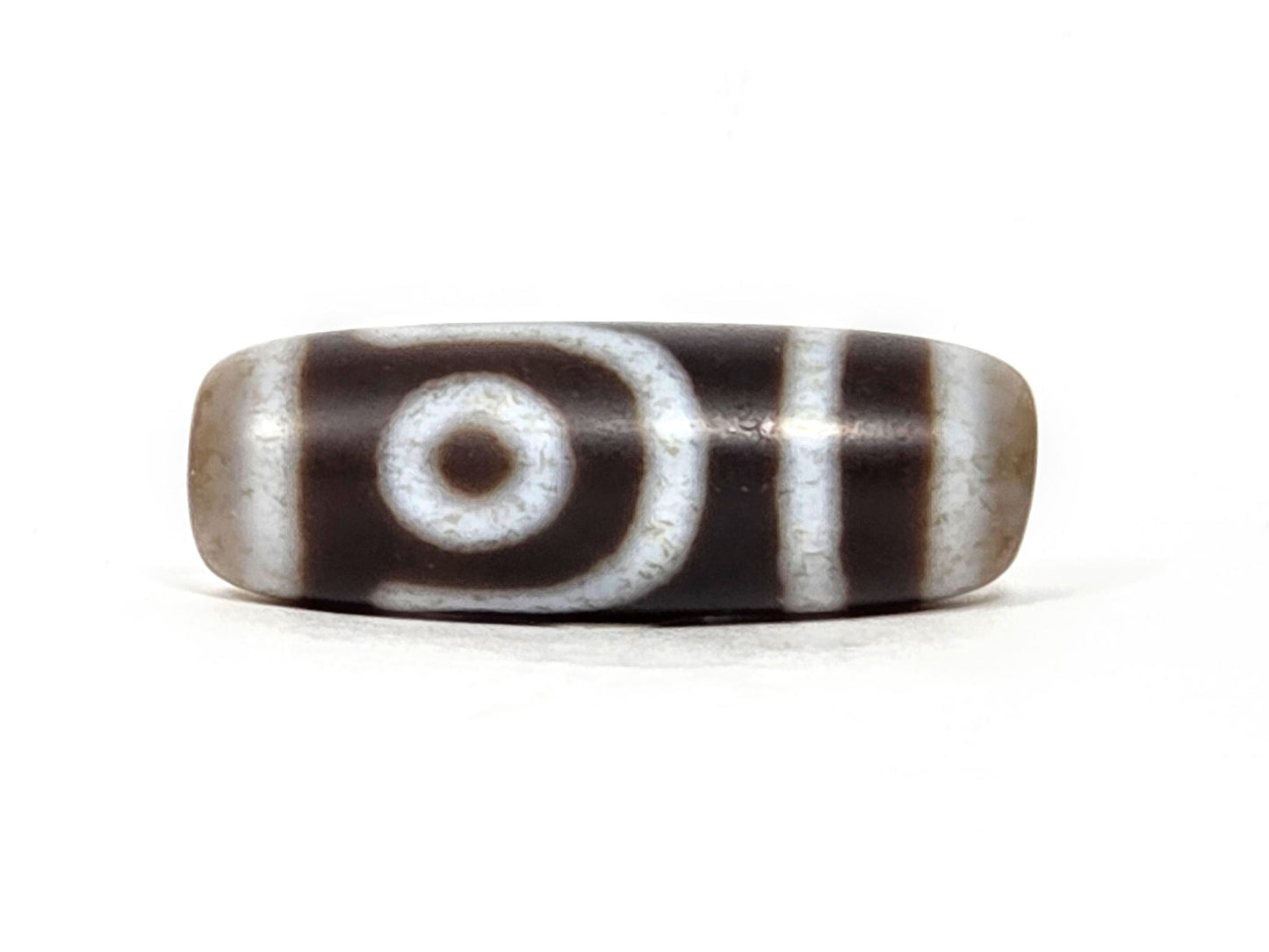 V-062126-2E dzi bead, close side profile showing C-curve connector detail, unretouched