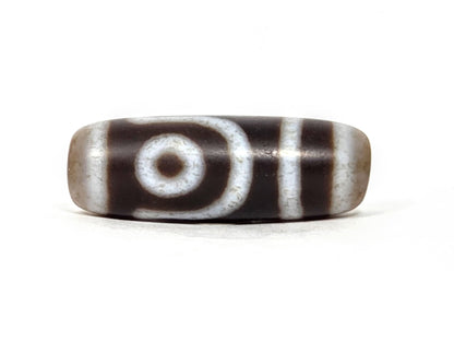 V-062126-2E dzi bead, close side profile showing C-curve connector detail, unretouched