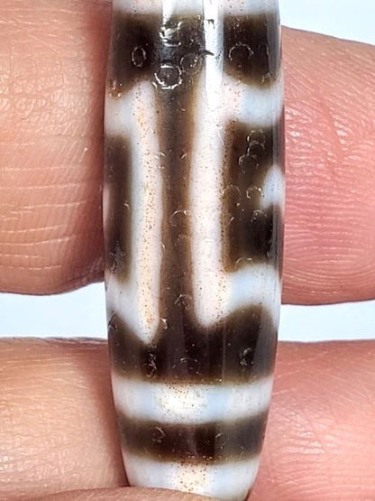 V-091424-GarudaBS Garuda dzi bead, macro of cream zone showing cinnabar micro-dots and warm suffusion, unretouched