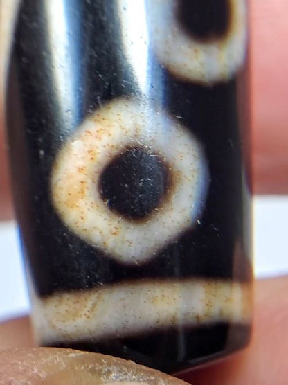 V-102723-6EBS Six Eye dzi bead, rotated view showing wave connecting lines on reverse face, unretouched