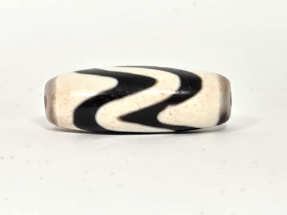 Ac-082524-DWBS, Face B showing sharp Z-curve wave, brilliant white and pitch-black high-contrast agate, unretouched