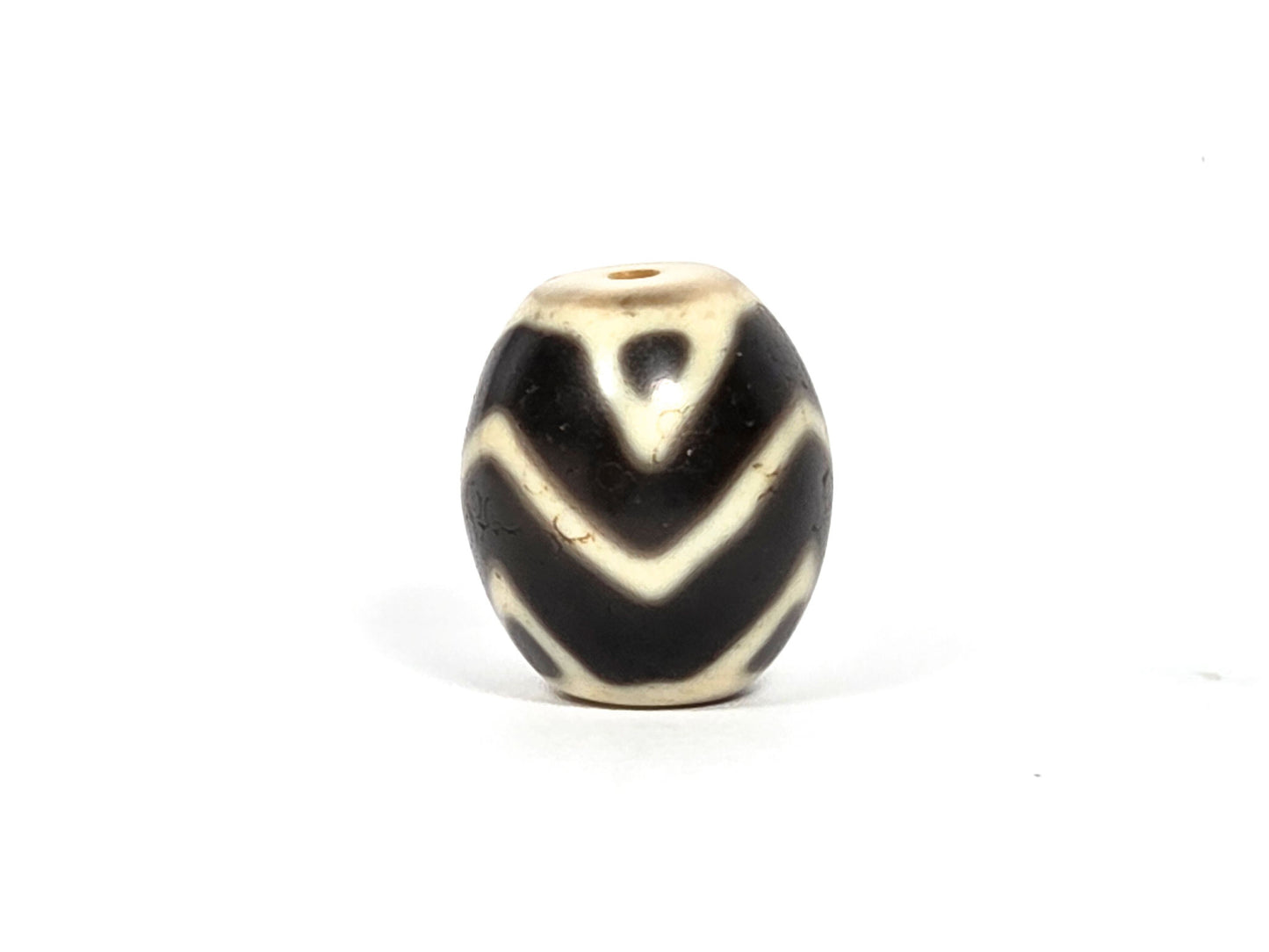 At-080926-WTT antique round Wave Tiger Tooth dzi bead 17.8×15.6mm, top rotation A showing tiger tooth triangle and three stacked cream chevron V-forms, unretouched