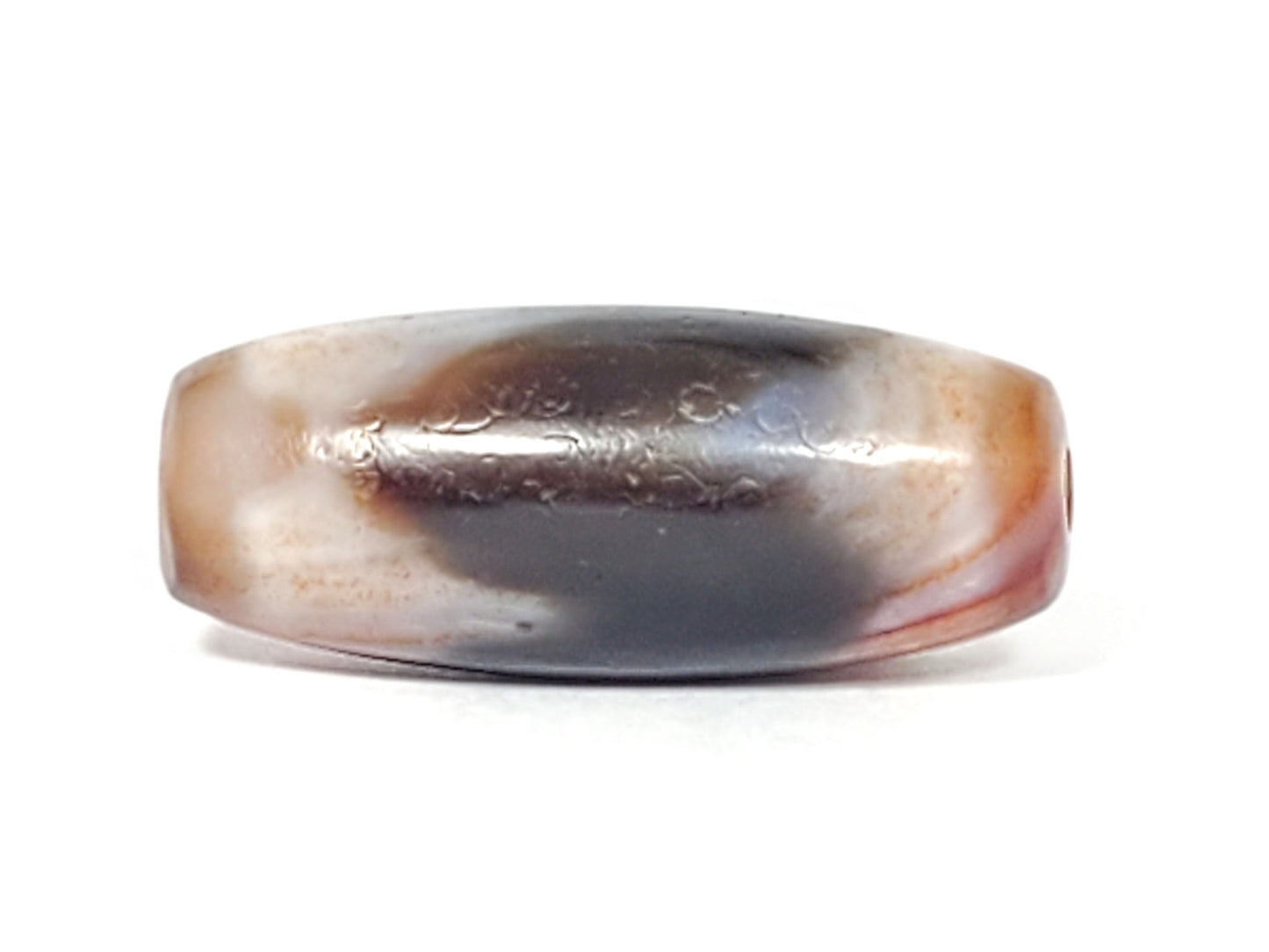 Reverse side of antique Tasso tiger tooth dzi showing dark agate body with caramel banding, At-052526-TaBS