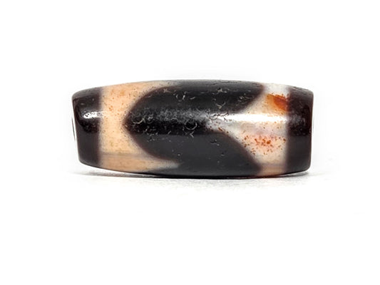 Tasso bloodspot At-071426-TaBS4 29.1×11.6mm face A — diagonal chevron, pitch-black ground, unretouched.