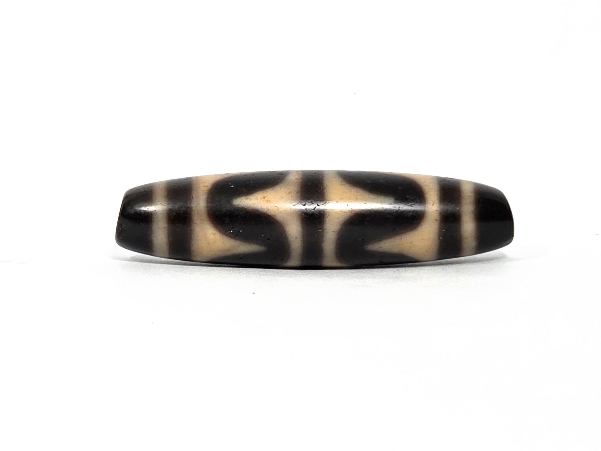 At-090226-DW7 antique double wave dzi 48.8×12.1mm black agate face A cream-dominant wave, unretouched