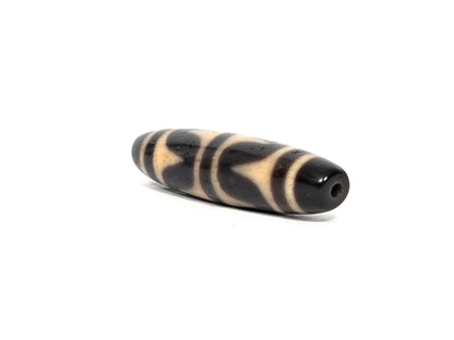 At-090226-DW7 antique double wave dzi 48.8×12.1mm black agate angled drill end cap view, unretouched