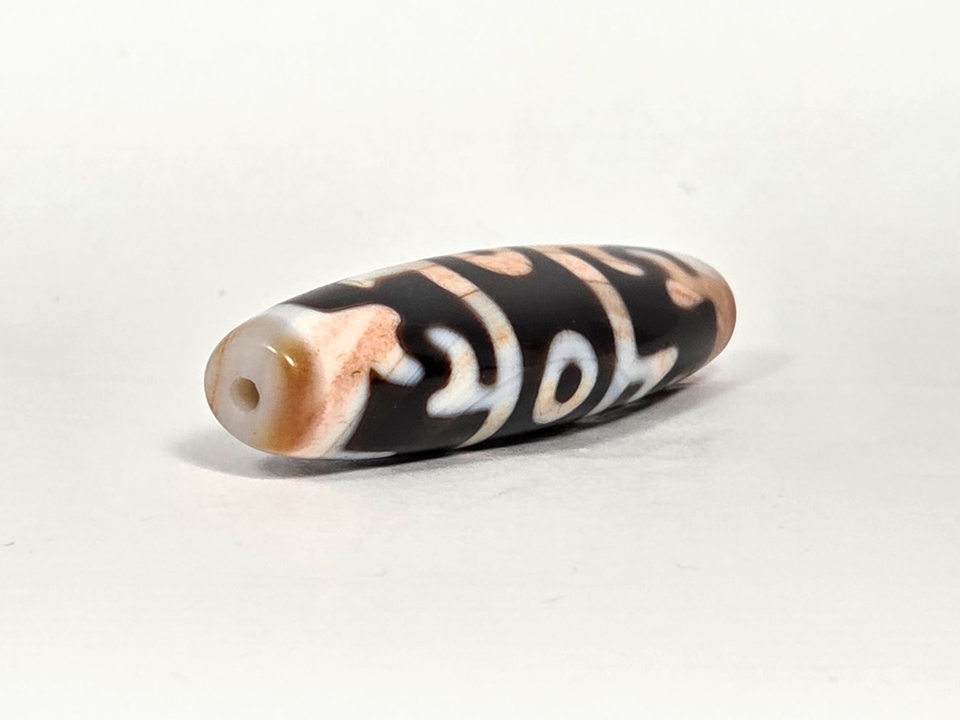 At-070626-GRRP3EBS opposite drill-end angled, peach-orange agate end cap, cream-white motif wrap, unretouched