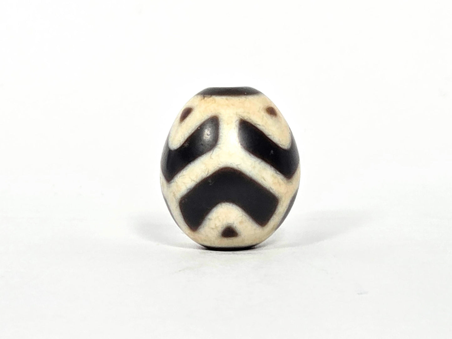 At-070826-RTTL antique round tiger tooth longevity dzi 19.3×16.7mm cream-ground agate front face chevron motif unretouche