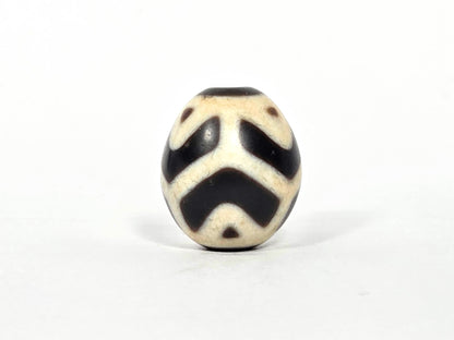 At-070826-RTTL antique round tiger tooth longevity dzi 19.3×16.7mm cream-ground agate front face chevron motif unretouche