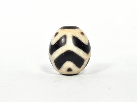 At-070826-RTTL antique round tiger tooth longevity dzi 19.3×16.7mm cream-ground agate front face chevron motif unretouche