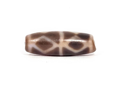 At-080926-6EDS2 antique Six Eye Diamond Spear dzi bead 33.0×11.5mm, Face A showing three cream-outlined diamond forms on warm brown agate ground, unretouched