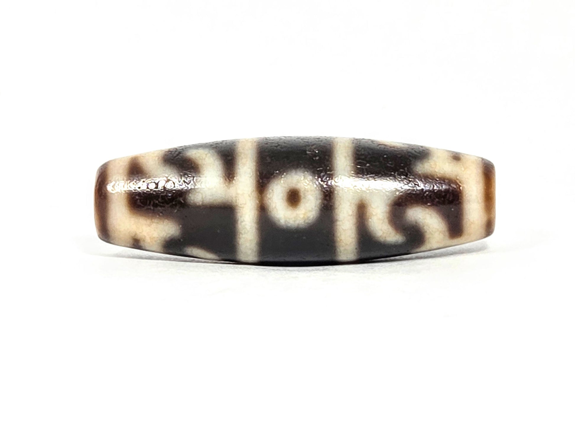 At-071426-3EGRP face A — eye lower register, paraphernalia upper register, dark brown agate, cream zones, unretouched.