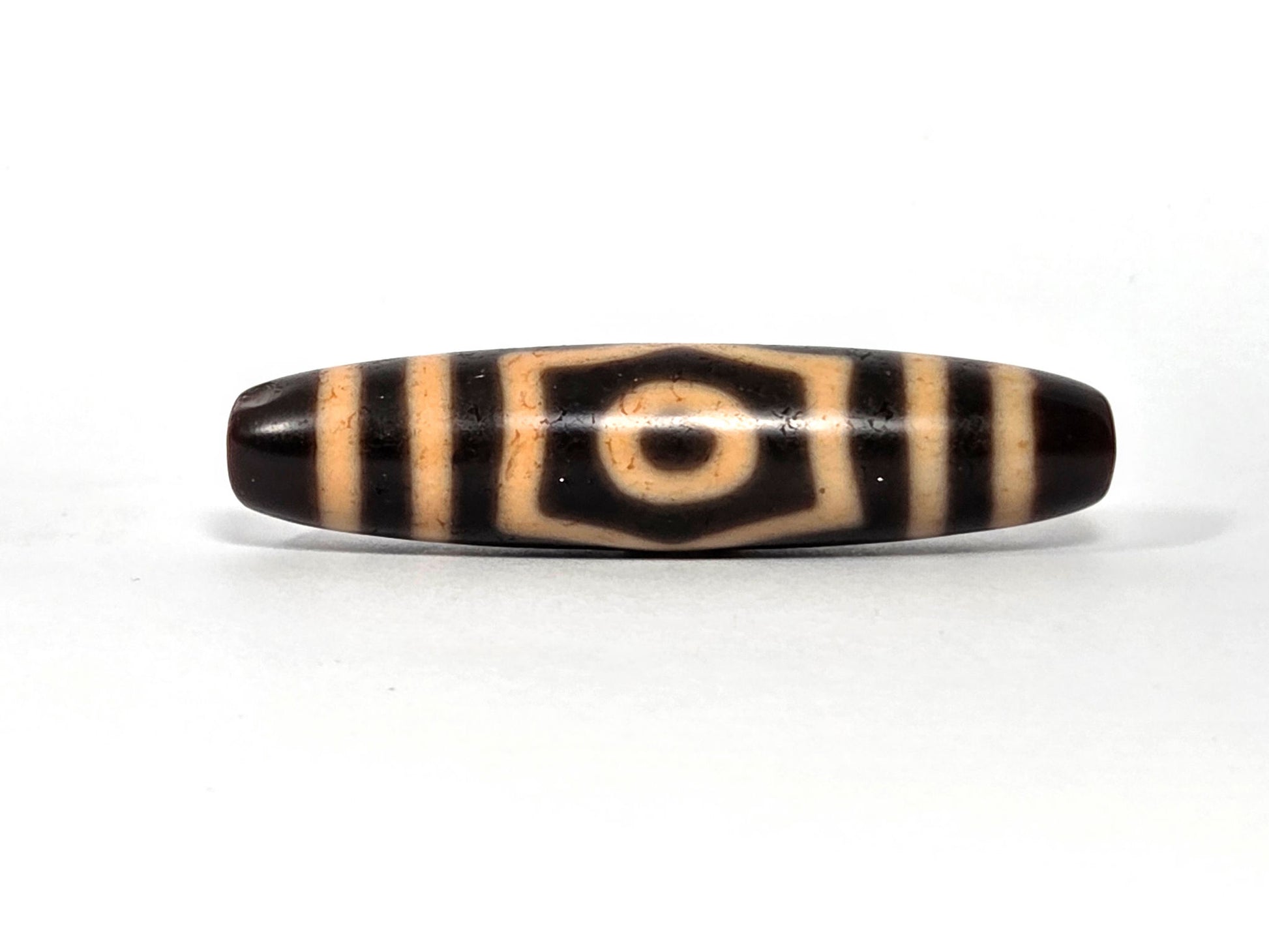 At-090326-3E4 antique three eye dzi 50.8×12.0mm warm reddish-brown agate face A single eye hexagonal surround, unretouched