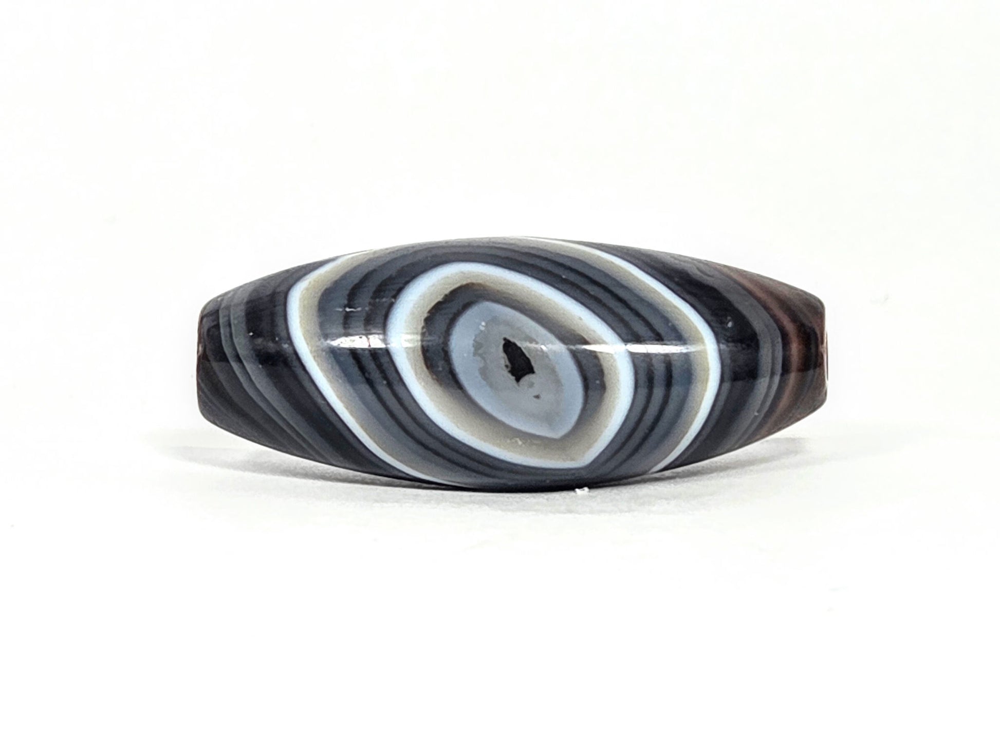 N-N-071026-1E-OLV2 front eye face, naturally formed one eye olive-form dzi, 39.1×15.8mm dark grey-brown banded agate, unretouched