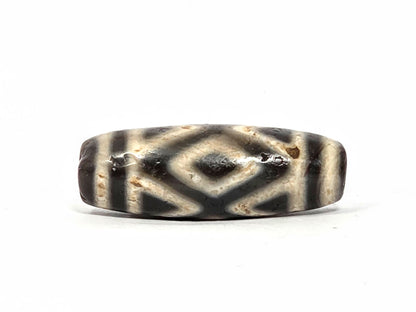 Ac-070926-3DE ancient three diamond eye tiger tooth dzi cream agate second face diamond tiger tooth rotated unretouched