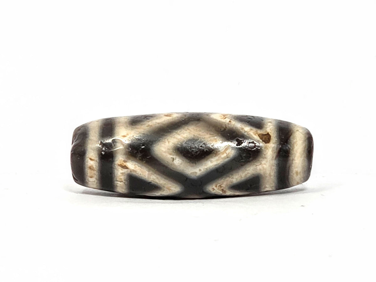 Ac-070926-3DE ancient three diamond eye tiger tooth dzi cream agate second face diamond tiger tooth rotated unretouched
