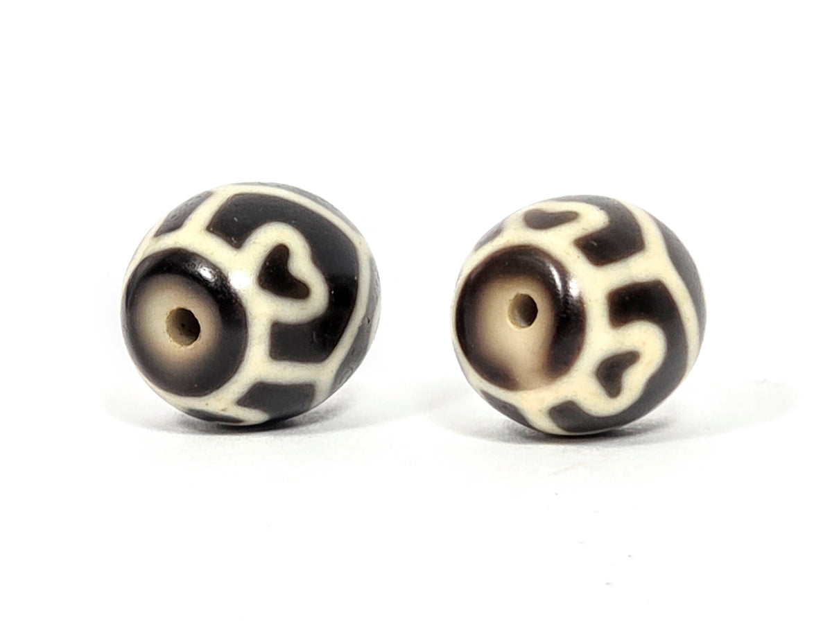 Second drill hole end of antique Tibetan Six Eye Lotus round Dzi bead pair showing complete end-face lotus etching on natural agate — unretouched photo — Ancient Dzi Shop