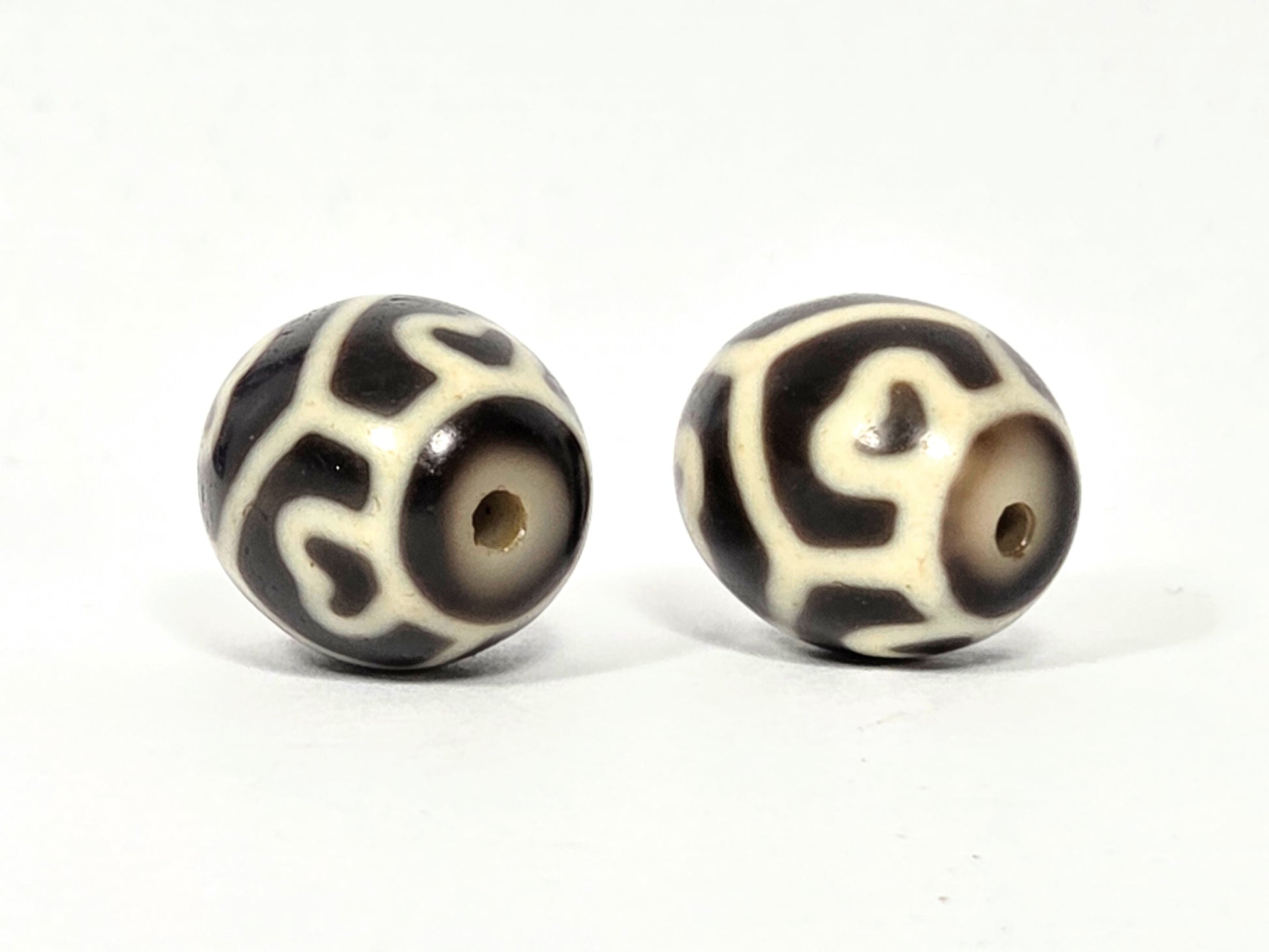 Second drill hole end of antique Tibetan Six Eye Lotus round Dzi bead pair showing complete end-face lotus etching on natural agate — unretouched photo — Ancient Dzi Shop