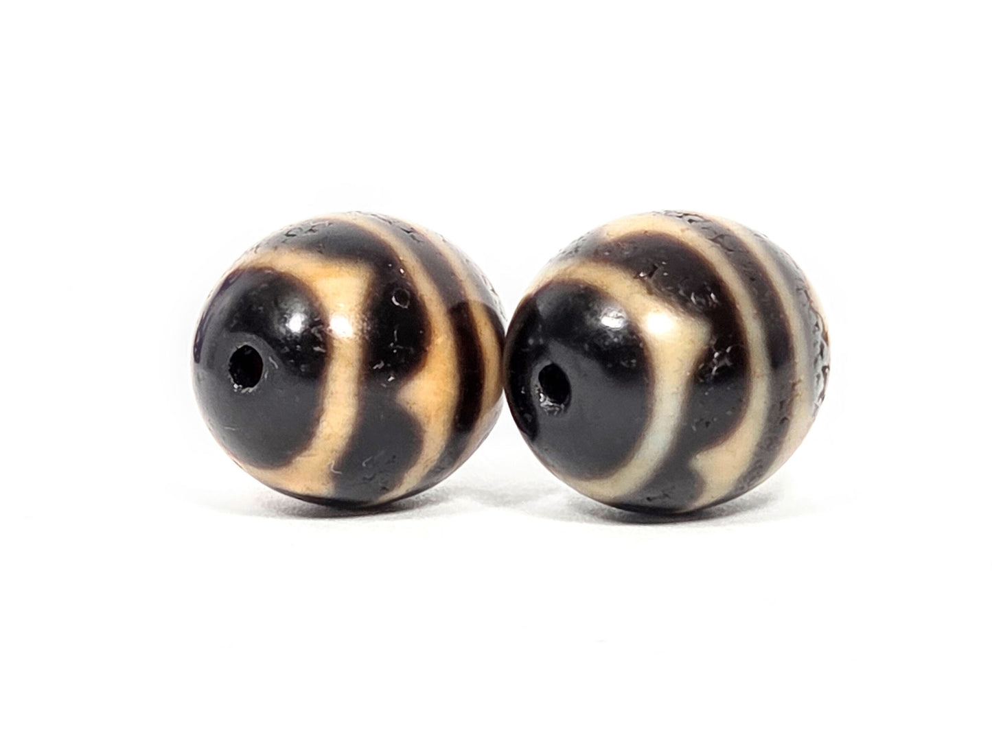 V-060426-DWP drill hole face A, honey-tan wave bands wrapping to centre hole, dark brown ground, unretouched